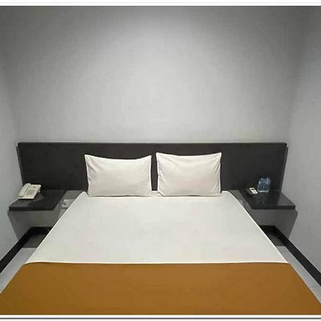 Losmen Family Syariah Bypass Juanda Mitra Reddoorz Brebek ภายนอก รูปภาพ